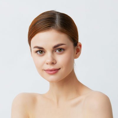 beautiful-woman-red-hair-bare-shoulders-cosmetics-67L4PNJ.jpg