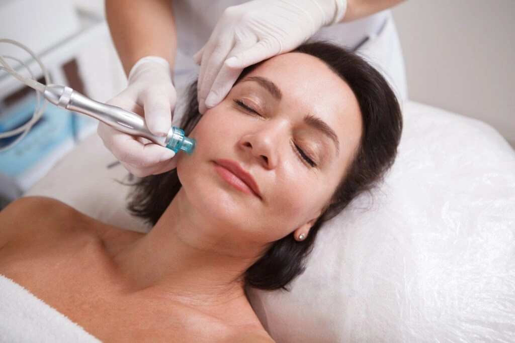 HydraFacial for Expat in DLF Phase 5 Gurugram